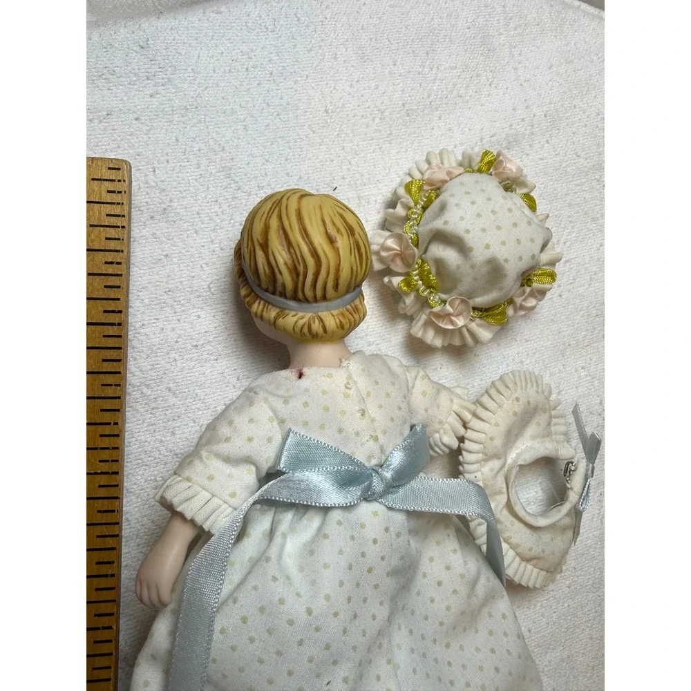 Avon 1983 Porcelain Doll Blonde Blue Eyes Victorian Dress Bonnet Collectible‎
